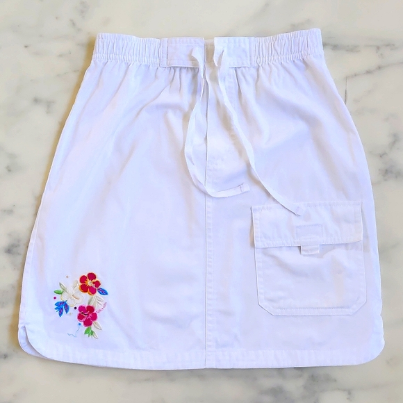 NWOT. OshKosh B'gosh 100% Cotton Skirt w/embroidered multi color flowers, pocket - Picture 3 of 4